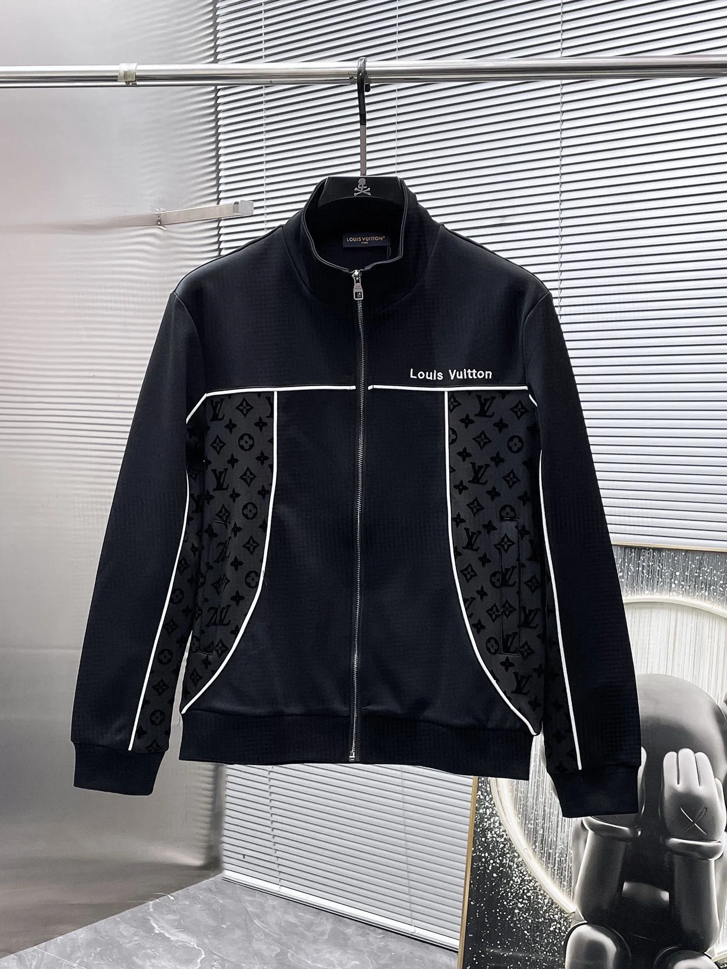 🅿️720 LV hot-selling suit is coming. Focus on the original version of the official website. 2025 new hot-selling cardigan suit. The original order is the best. 🇭🇰The meticulous work of top designers. It has a fitting and perfect upper body effect. All-natural high-quality Tencel Roman cotton 100%, close-fitting comfort, noble and elegant! Original hardware embodies elegance and nobility! Counter size: M-3XL (maximum wear up to 190 pounds)